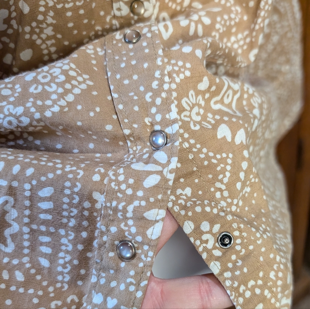 Columbia PL paisley tan/white pearl snap collared button down top - Picture 2 of 6